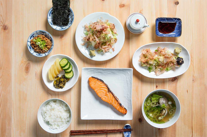 Người Nhật thích ramen, sushi, bữa tối giàu tinh bột nhưng vẫn ít tăng cân nhờ 6 yếu tố then chốt- Ảnh 1.