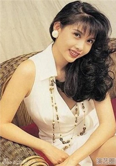 “Nữ thần gợi cảm” Hồng Kông năm nào giờ đã là vợ tỷ phú, tuổi U60 vẫn trẻ trung, xinh đẹp nhờ 1 thức uống- Ảnh 1.