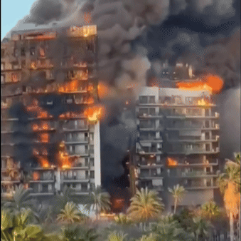 Hỏa hoạn khiến hàng chục người chết và mất tích tại chung cư 14 tầng: Khói lửa cuồn cuộn, khung cảnh hiện trường ám ảnh- Ảnh 2.