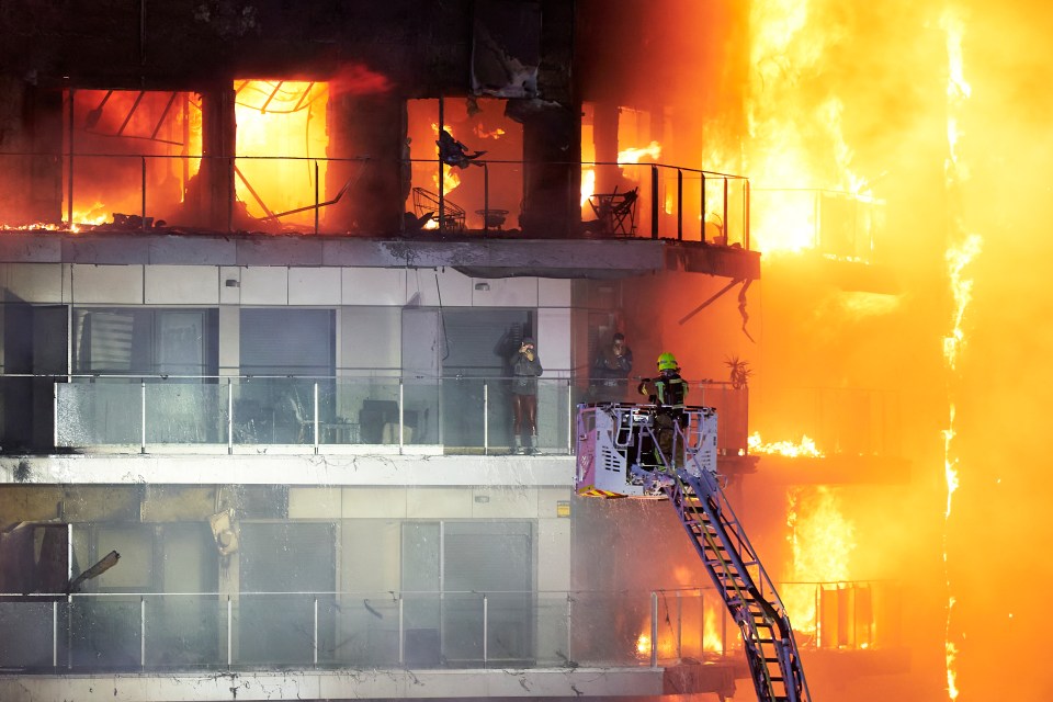 Hỏa hoạn khiến hàng chục người chết và mất tích tại chung cư 14 tầng: Khói lửa cuồn cuộn, khung cảnh hiện trường ám ảnh- Ảnh 7.