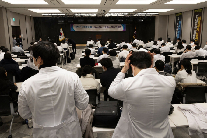 Tình cảnh ngay lúc này của người bệnh tại Hàn Quốc khi bác sĩ đình công: Thai phụ phải 