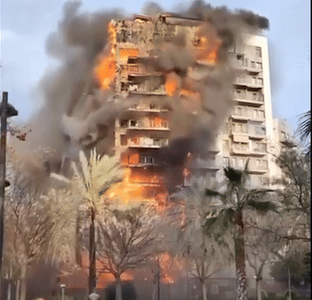 Hỏa hoạn khiến hàng chục người chết và mất tích tại chung cư 14 tầng: Khói lửa cuồn cuộn, khung cảnh hiện trường ám ảnh- Ảnh 1.