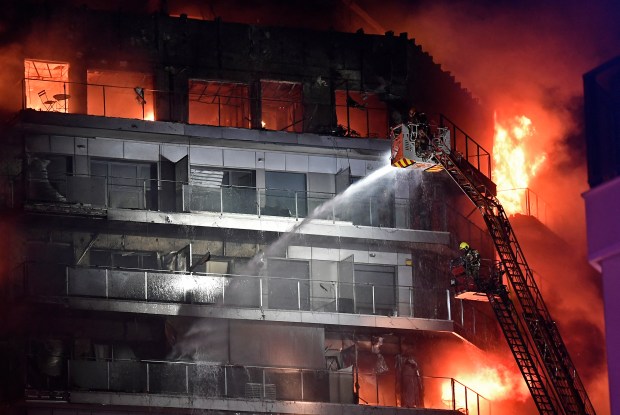 Hỏa hoạn khiến hàng chục người chết và mất tích tại chung cư 14 tầng: Khói lửa cuồn cuộn, khung cảnh hiện trường ám ảnh- Ảnh 8.