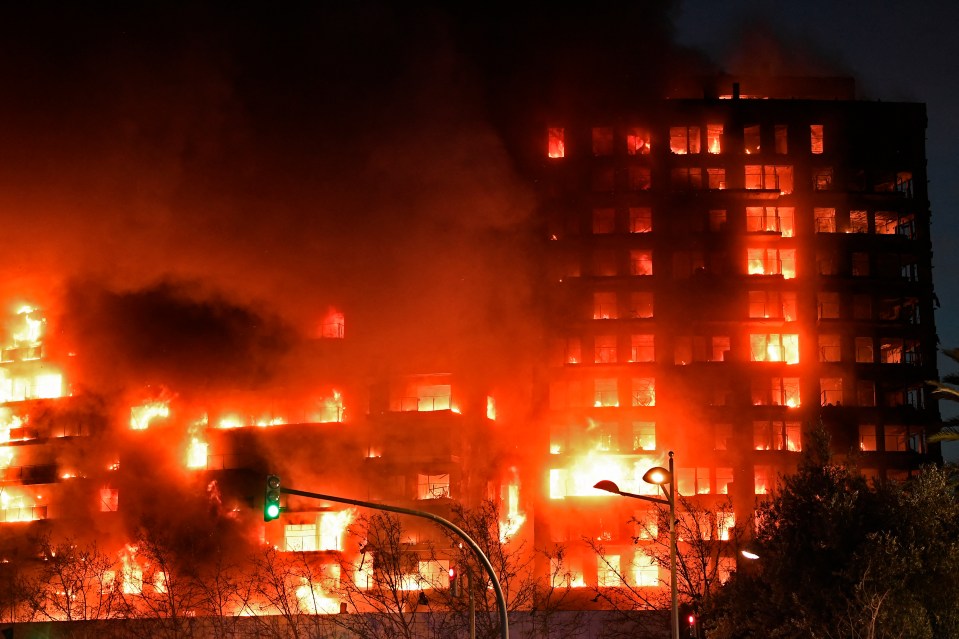 Hỏa hoạn khiến hàng chục người chết và mất tích tại chung cư 14 tầng: Khói lửa cuồn cuộn, khung cảnh hiện trường ám ảnh- Ảnh 6.