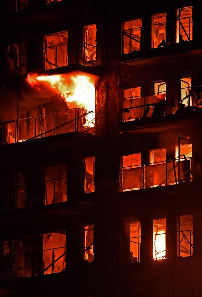 Hỏa hoạn khiến hàng chục người chết và mất tích tại chung cư 14 tầng: Khói lửa cuồn cuộn, khung cảnh hiện trường ám ảnh- Ảnh 4.