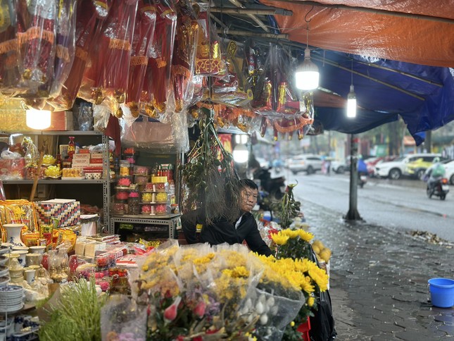 Hà Nội: Trời mưa không ngớt, thị trường rằm tháng Giêng đìu hiu- Ảnh 2.