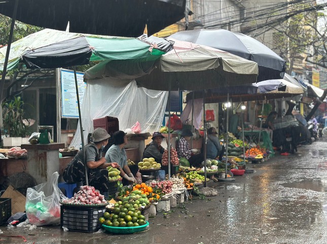 Hà Nội: Trời mưa không ngớt, thị trường rằm tháng Giêng đìu hiu- Ảnh 3.