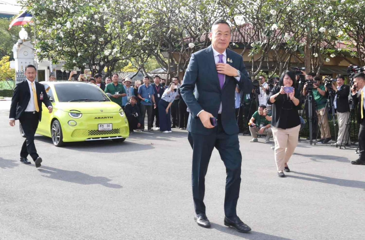 Vị thủ tướng này lái chiếc xe điện nhỏ hơn Morning đi làm, màu sơn xe còn khiến nhiều người ngạc nhiên hơn- Ảnh 2.