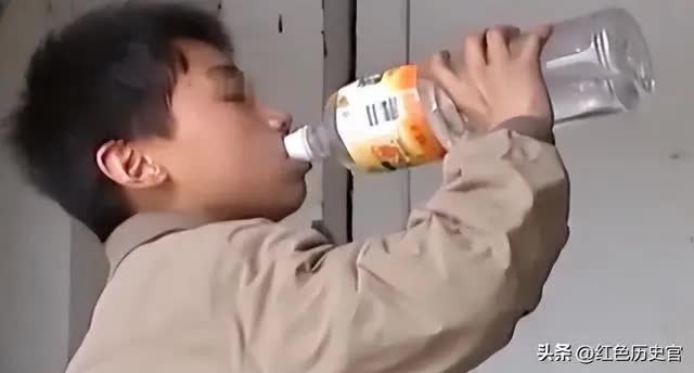 Cậu bé mắc bệnh lạ phải uống 15 lít nước mỗi ngày, bác sĩ khám phát hiện chân tướng- Ảnh 1.