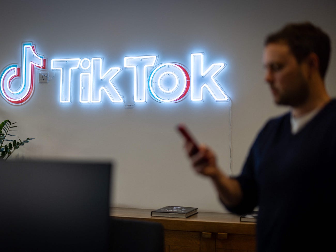 Đột nhập nơi làm việc của TikTok: Đằng sau hàng triệu video giải trí tươi vui là ngành công nghiệp vắt kiệt sức- Ảnh 1.