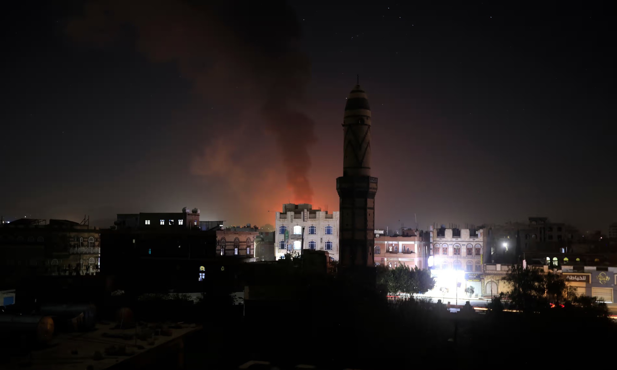 Khói bốc lên sau cuộc tấn công của Mỹ và Anh ở Sanaa, Yemen, ngày 24-2. Ảnh: EPA