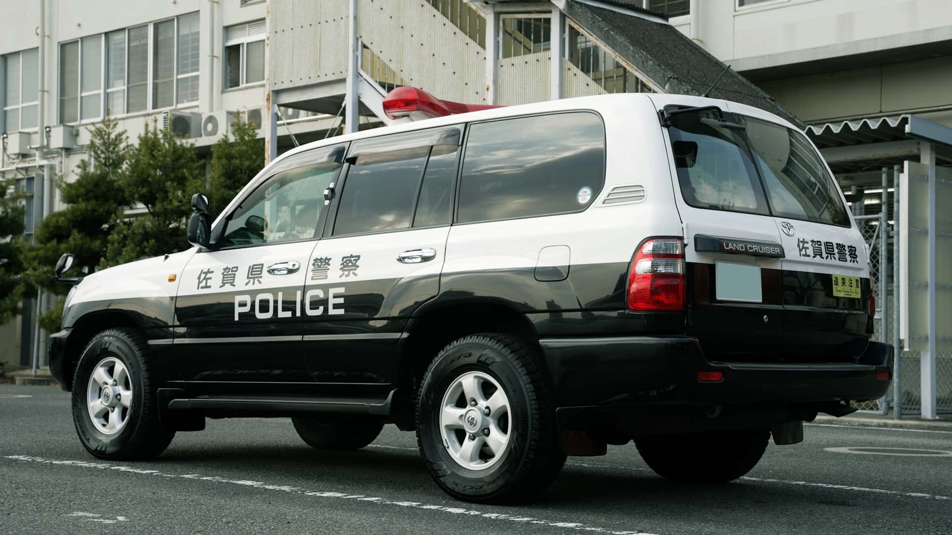 Toyota Land Cruiser bền thế này bảo sao cảnh sát thích: Chạy nhiệm vụ hàng chục năm vẫn tốt, hãng làm hẳn video riêng để tuyên dương