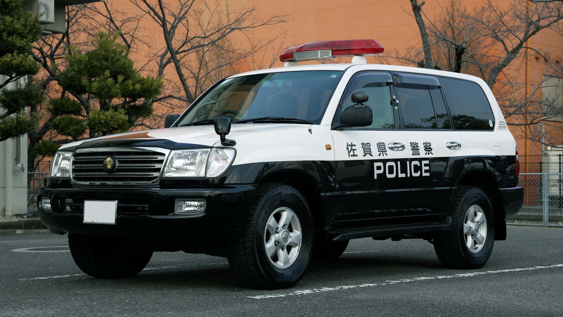 Toyota Land Cruiser bền thế này bảo sao cảnh sát thích: Chạy nhiệm vụ hàng chục năm vẫn tốt, hãng làm hẳn video riêng để tuyên dương