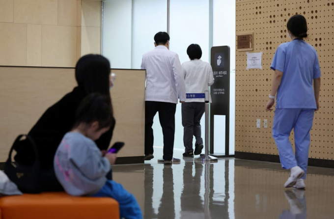 Gần 100% bác sĩ nội trú Hàn Quốc nghỉ việc: Tuyển thủ gặp tai nạn gọi 30 phòng cấp cứu, vật vã đợi 8 tiếng mới được chữa trị- Ảnh 1.