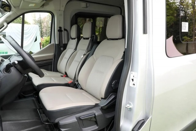 Đại lý nhận cọc Ford Transit 2024 tại Việt Nam: Hai bản, có số tự động, giá dự kiến cao nhất 949 triệu- Ảnh 6.