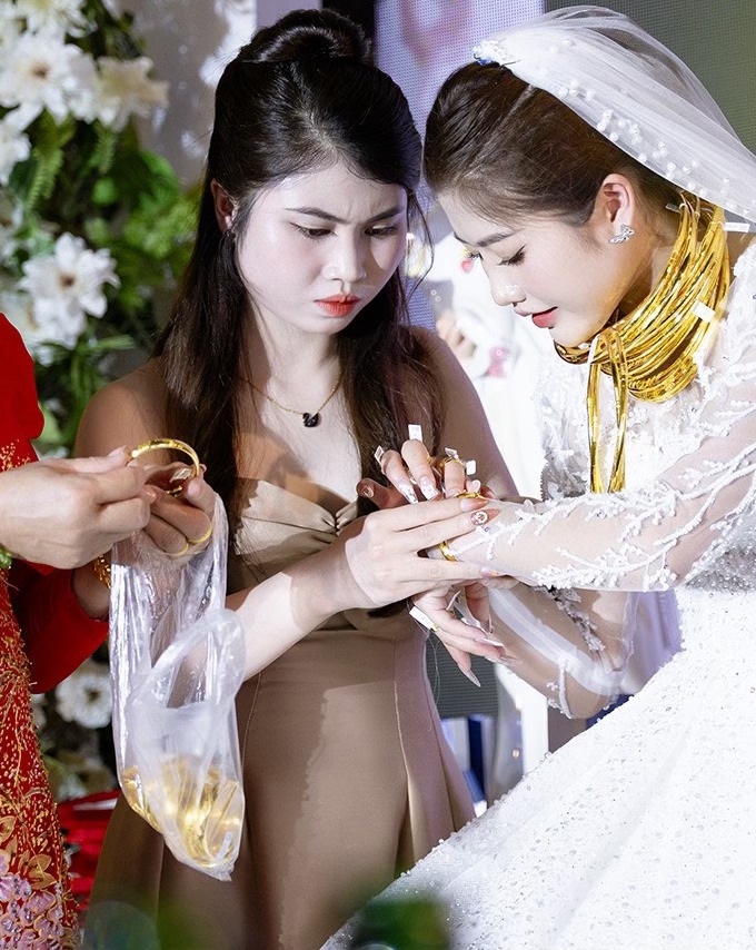 Đám cưới hot ở Diễn Châu Nghệ An: dàn siêu xe trăm tỷ, vàng đựng trong túi bóng, thân thế cô dâu chú rể mới 
