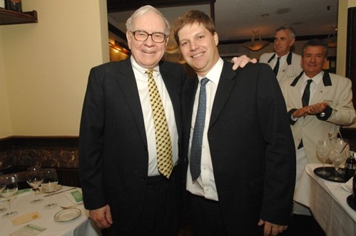 Người đàn ông từng bỏ ra hơn 5 triệu USD để ăn trưa với Warren Buffett giờ ra sao? Từ kẻ vô danh đến 