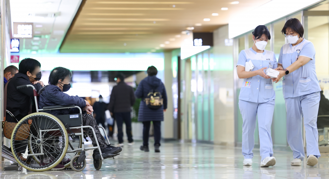 7 ngày khủng hoảng y tế Hàn Quốc: Bệnh nhân bị biến thành ‘con tin’, thoi thóp chờ được điều trị, y tá và điều dưỡng lóng ngóng tiếp quản chữa bệnh, 8.897 bác sỹ vẫn mải miết đình công trong bế tắc- Ảnh 2.