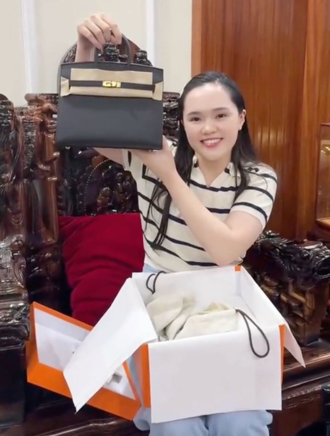 Ái nữ nhà cựu Chủ tịch CLB Sài Gòn được Duy Mạnh tặng túi Hermes giá hơn 700 triệu, khoe luôn tủ túi hàng hiệu bạc tỷ đáng mơ ước- Ảnh 1.