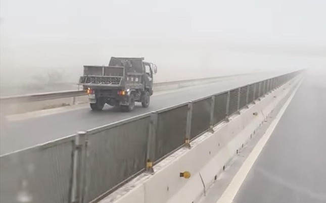 Phạt 17 triệu đồng tài xế xe tải chạy ngược chiều trên cao tốc Nghi Sơn – Diễn Châu- Ảnh 2.