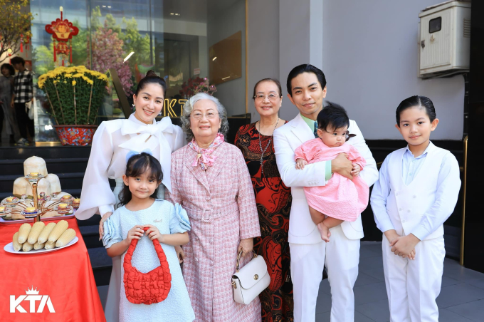 Khánh Thi - Phan Hiển khoe tủ huy chương khủng, một chi tiết hé lộ mối quan hệ của nữ kiện tướng với gia đình chồng- Ảnh 2.