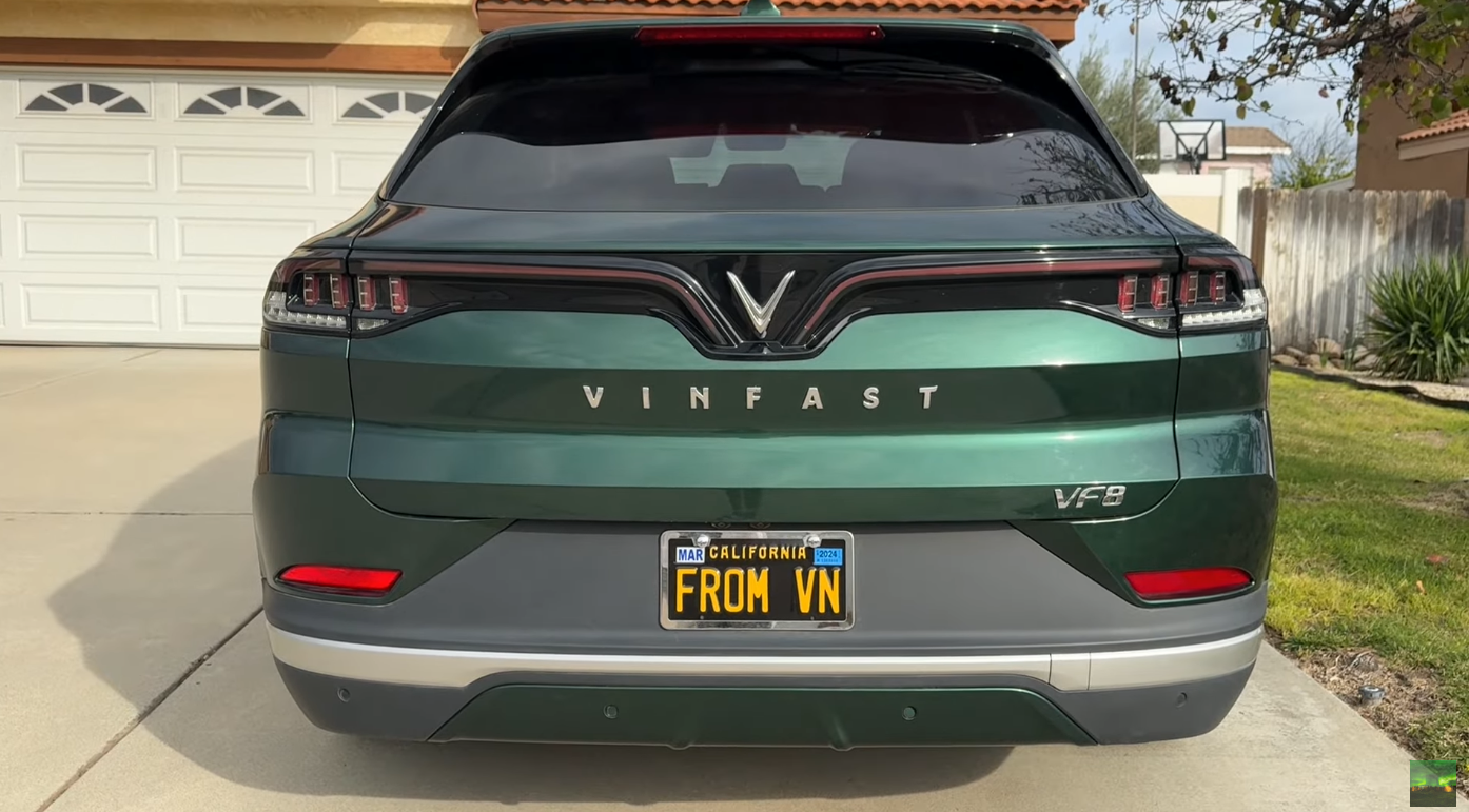 Gắn biển 'FROM VN' lên VinFast VF 8, YouTuber Mỹ chia sẻ: 'Muốn đi phượt ai cũng nhận ra xe và mình đến từ đâu'- Ảnh 6.