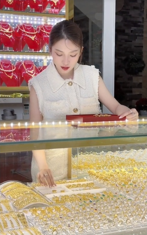 Cô chủ tiệm vàng hot nhất TikTok: Vào nghề từ 12 tuổi, nổi tiếng với loạt clip bật mí 