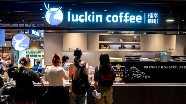 Thế lực nhỏ âm thầm đè bẹp Starbucks tại Trung Quốc: Giá rẻ hơn tới 30%, mỗi năm lại tăng thêm hàng nghìn cửa hàng, chủ yếu bán mang đi và không dùng tiền mặt- Ảnh 1.