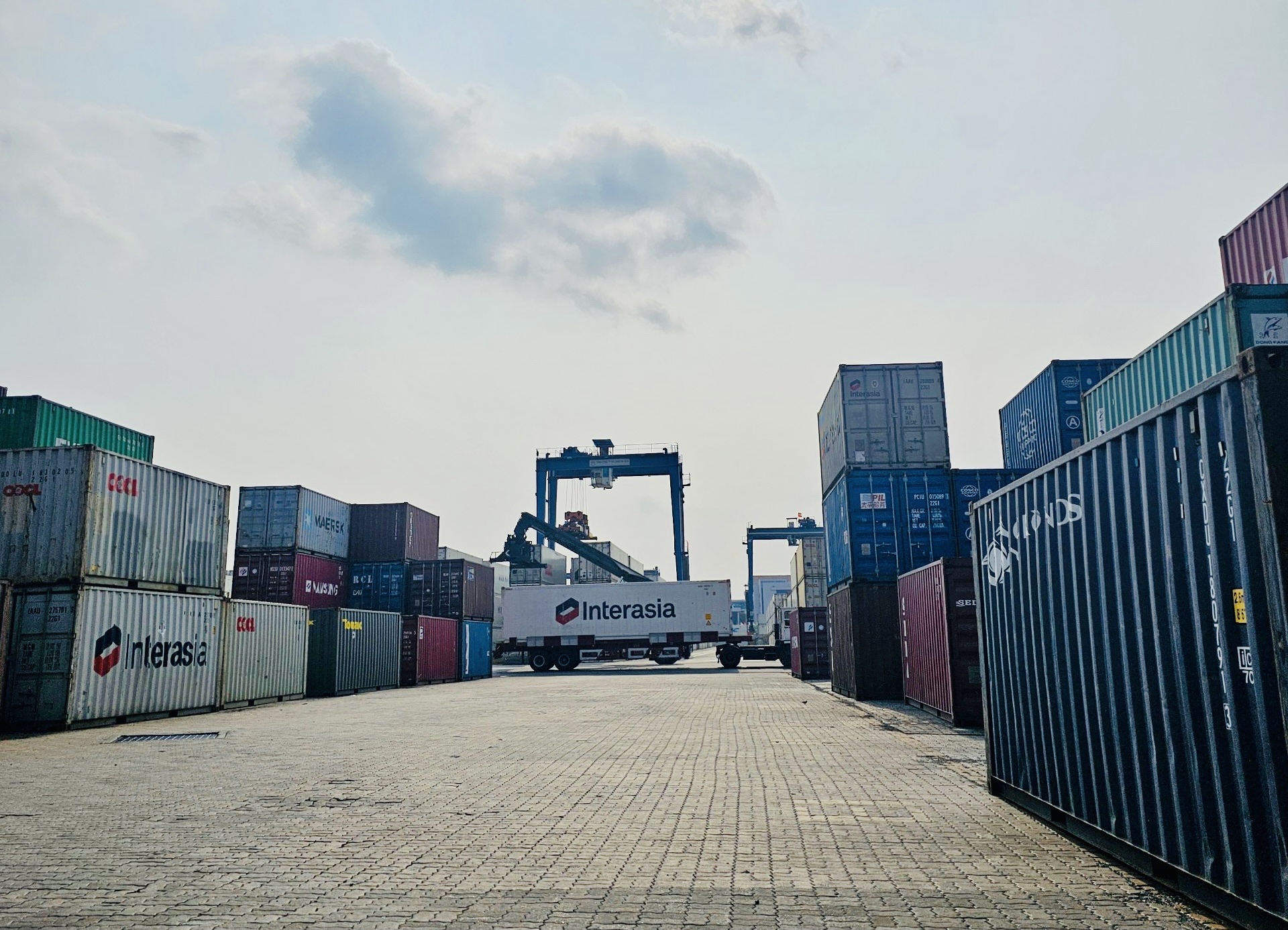 Vì sao hàng tồn ở các cảng TP HCM tăng đột biến tới 5.000 container?- Ảnh 1.