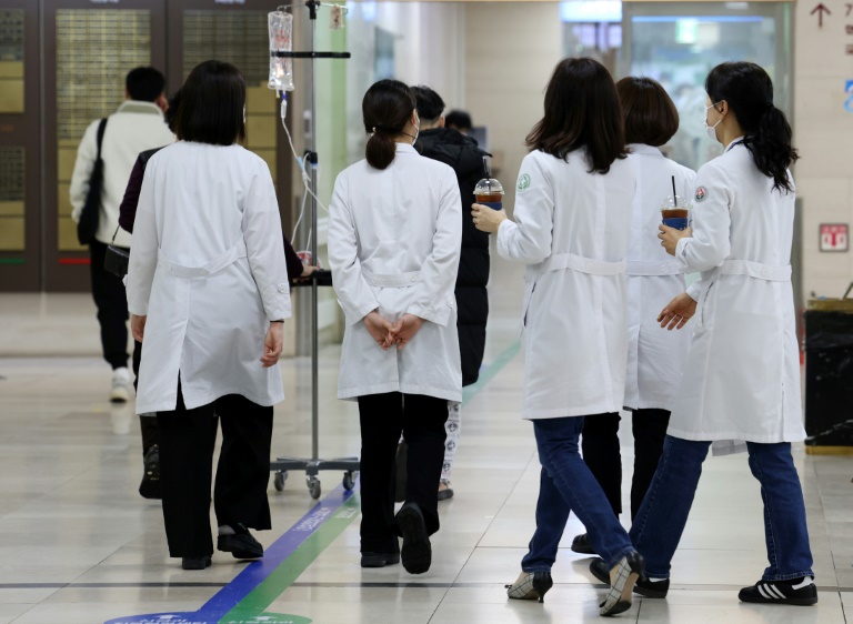 Hàn Quốc: Các bác sỹ phải quay lại làm việc trước 29/2 hoặc chịu phạt- Ảnh 2.