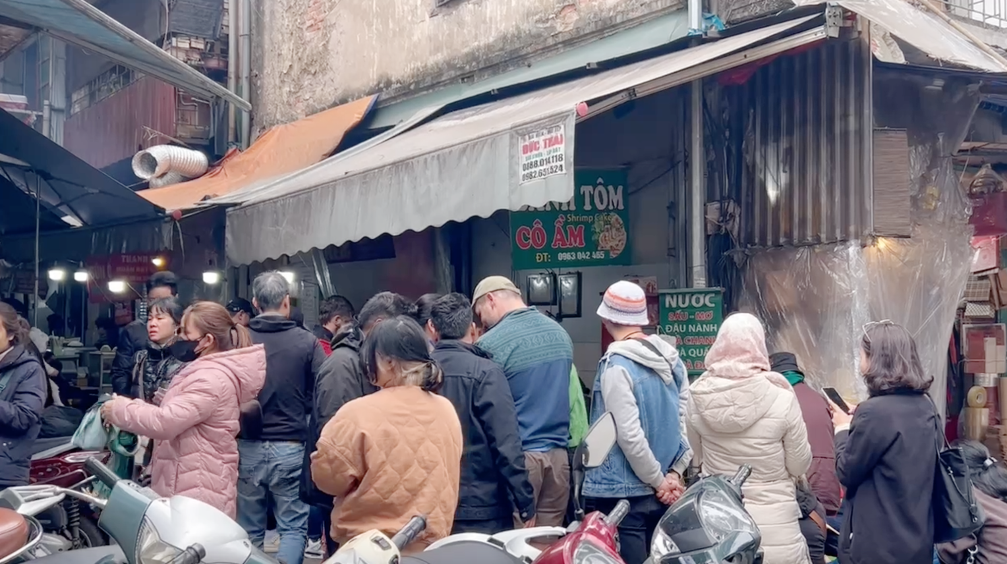 Cảnh tượng khách nước ngoài xếp hàng chờ ăn bánh tôm ở một khu chợ tại Hà Nội khiến nhiều người bất ngờ- Ảnh 1.