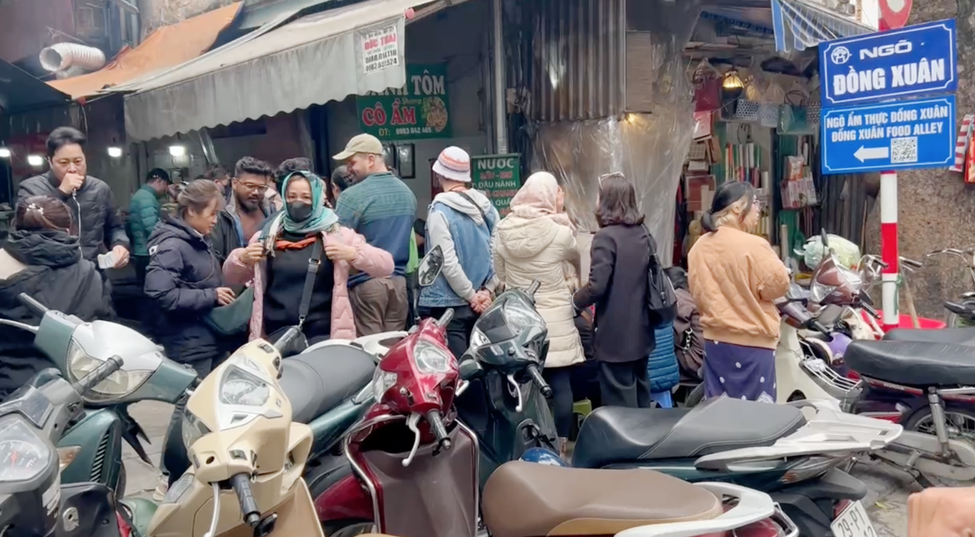 Cảnh tượng khách nước ngoài xếp hàng chờ ăn bánh tôm ở một khu chợ tại Hà Nội khiến nhiều người bất ngờ- Ảnh 2.