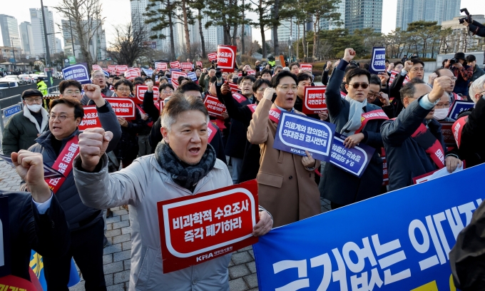 Hàn Quốc: Các bác sỹ phải quay lại làm việc trước 29/2 hoặc chịu phạt- Ảnh 1.