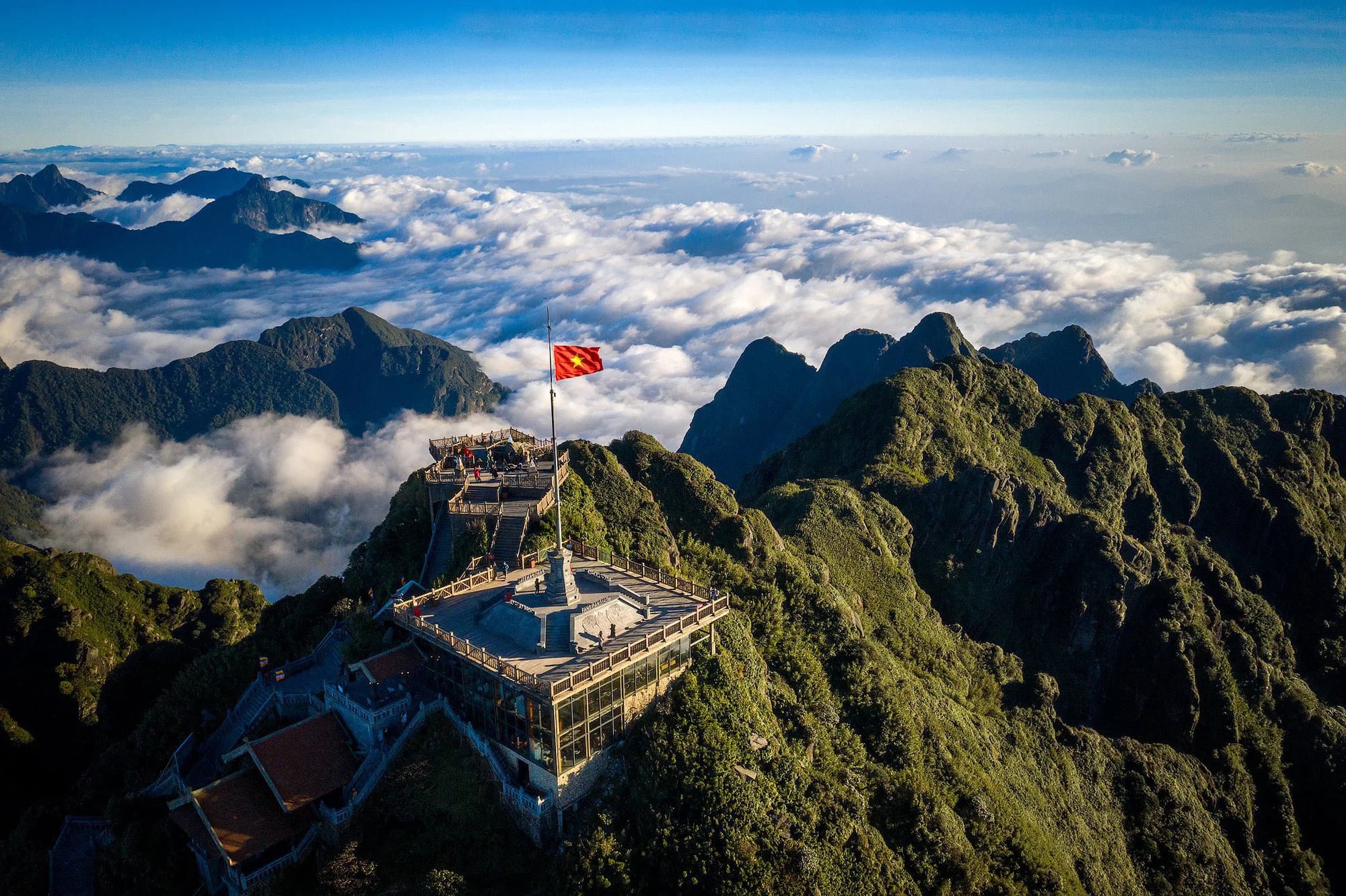 Địa hình hiểm trở, 'nóc nhà Đông Dương' vẫn làm tới 42 tuyến đường bộ, 760km đường sắt cùng nhiều sân bay tỏa khắp các tỉnh miền Bắc và Trung Quốc- Ảnh 1.