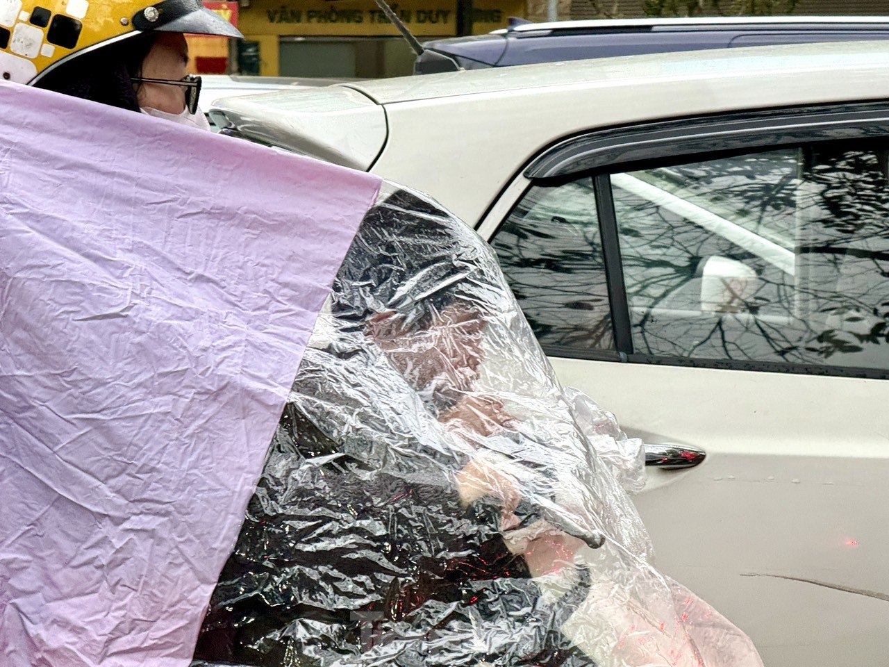 Hà Nội tắc đường, người lao động gồng mình mưu sinh trong mưa rét 13 độ C- Ảnh 2.