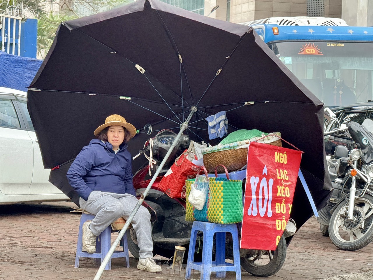 Hà Nội tắc đường, người lao động gồng mình mưu sinh trong mưa rét 13 độ C- Ảnh 11.