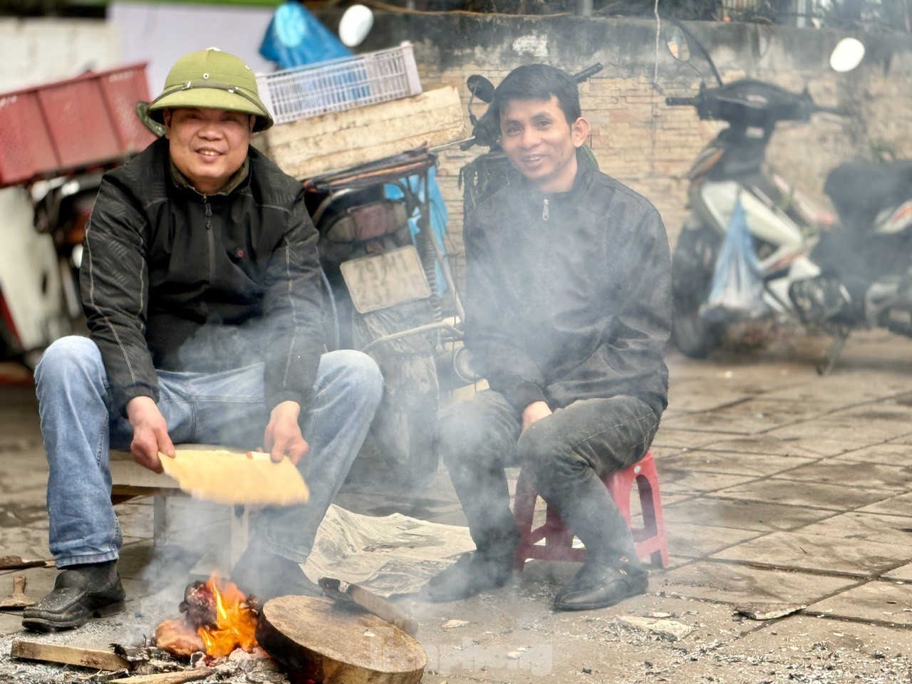 Hà Nội tắc đường, người lao động gồng mình mưu sinh trong mưa rét 13 độ C- Ảnh 9.