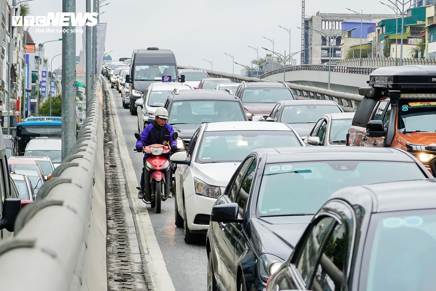 Xe máy leo lên đường Vành đai 2 trên cao, quay đầu chạy ngược chiều khi gặp CSGT- Ảnh 5.