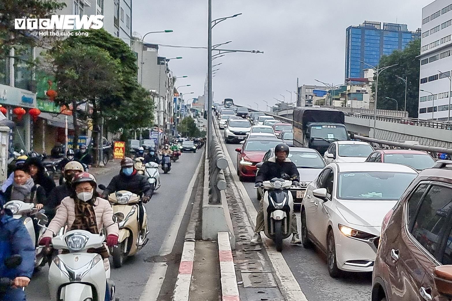 Xe máy leo lên đường Vành đai 2 trên cao, quay đầu chạy ngược chiều khi gặp CSGT- Ảnh 11.