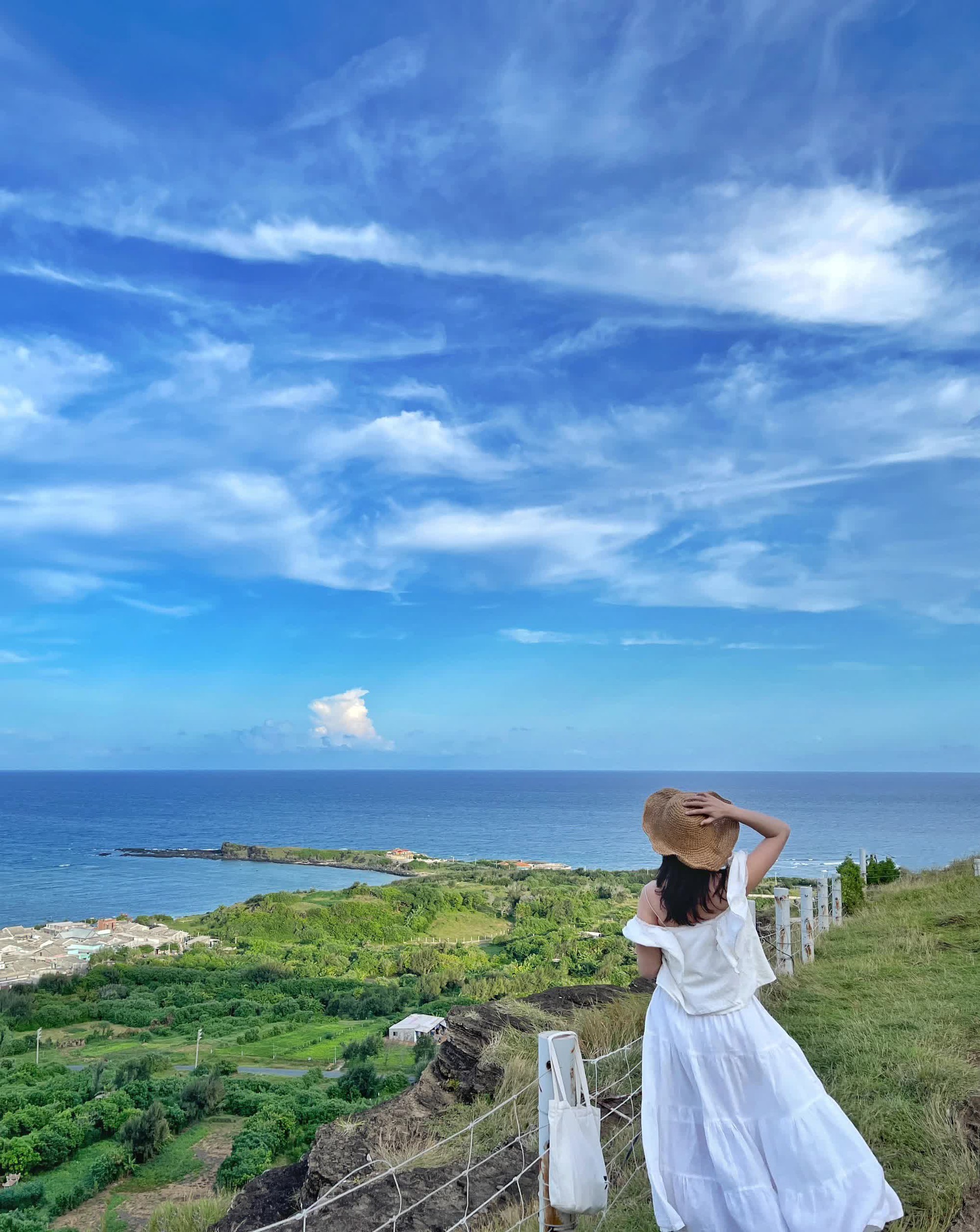 Đảo Phú Quý bắt đầu vào mùa biển xanh nắng vàng, chỉ cần đứng vào là có ảnh đẹp- Ảnh 8.