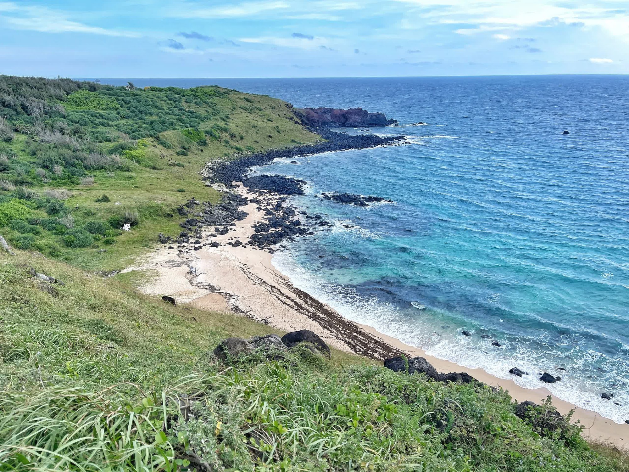 Đảo Phú Quý bắt đầu vào mùa biển xanh nắng vàng, chỉ cần đứng vào là có ảnh đẹp- Ảnh 2.