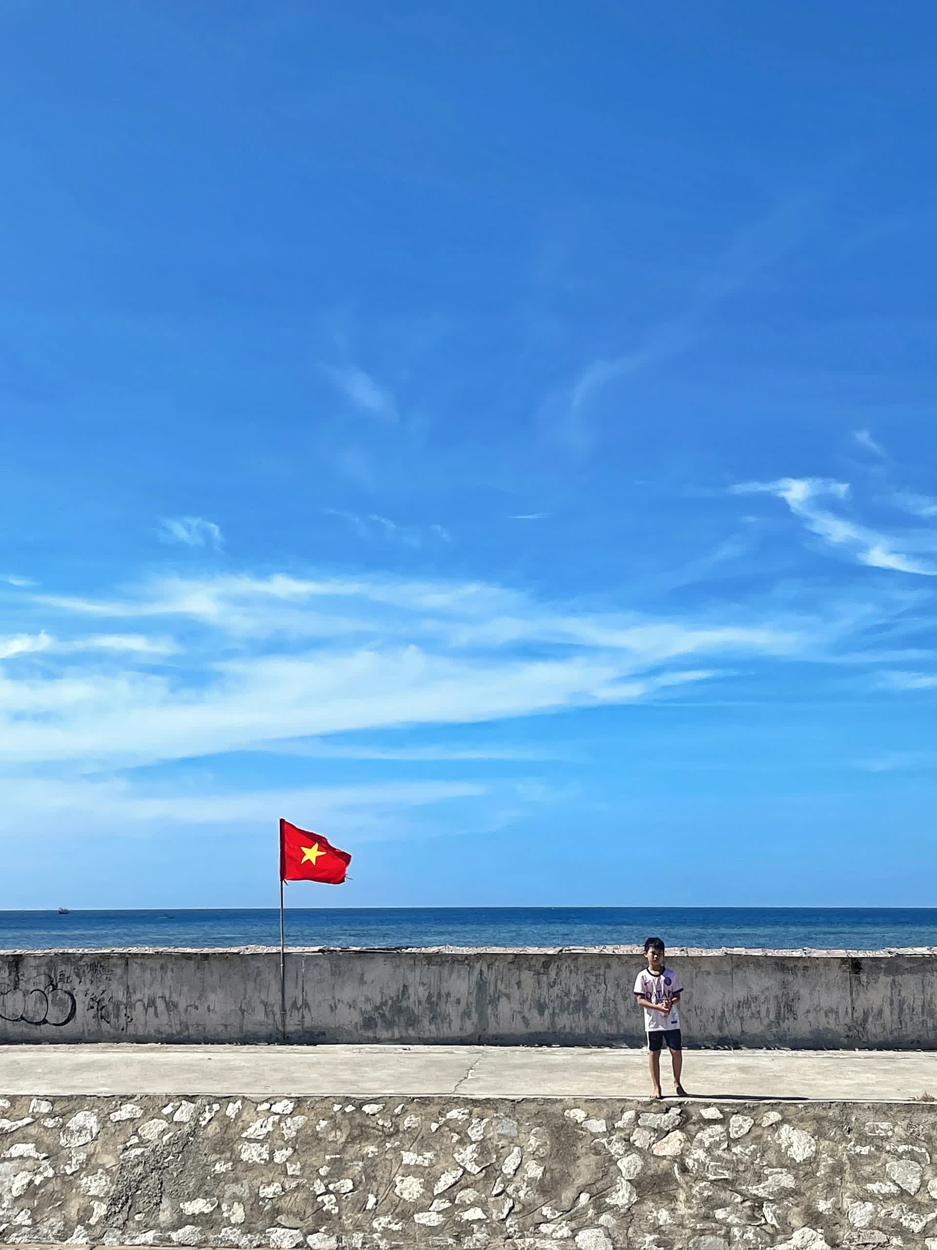 Đảo Phú Quý bắt đầu vào mùa biển xanh nắng vàng, chỉ cần đứng vào là có ảnh đẹp- Ảnh 6.