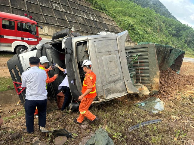 Ô tô tải lật trên cao tốc La Sơn - Túy Loan, một người tử vong- Ảnh 1.