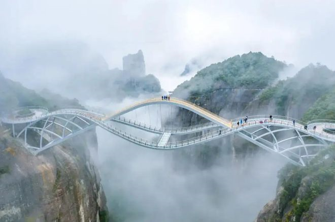 Cầu kính độc lạ uốn lượn giữa trời mây ở Trung Quốc- Ảnh 5.
