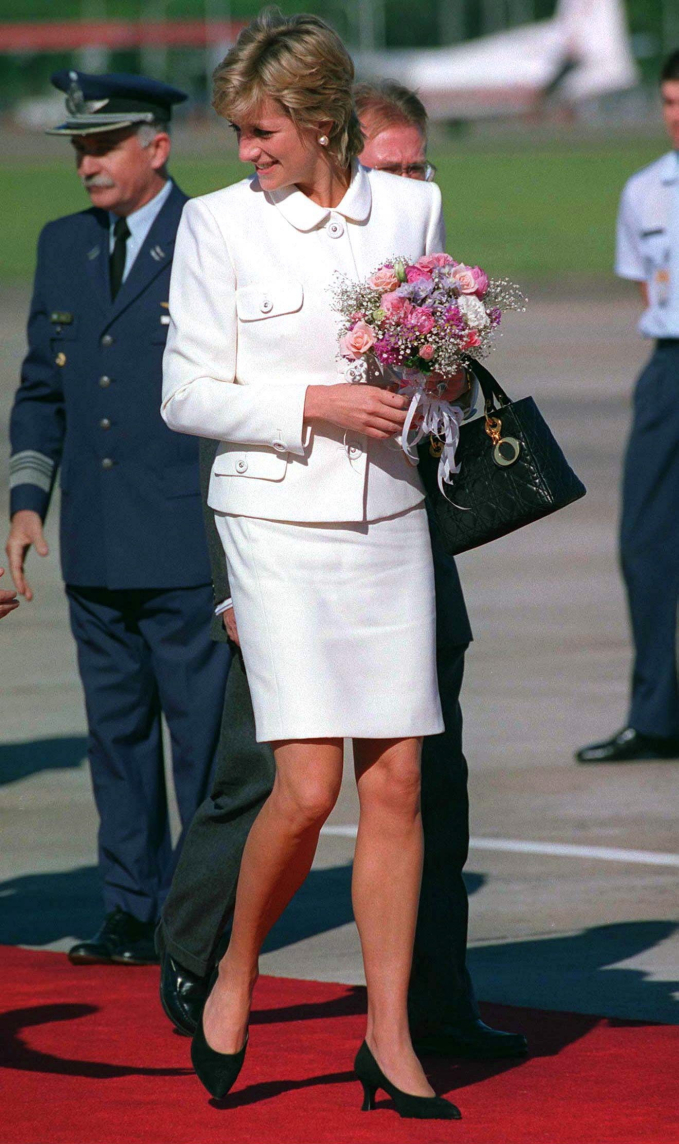 Vương phi Diana từng sử dụng một chiếc túi xách nhiều đến mức hãng đặt lại theo tên của bà, món đồ này hiện có giá bao nhiêu?- Ảnh 4.