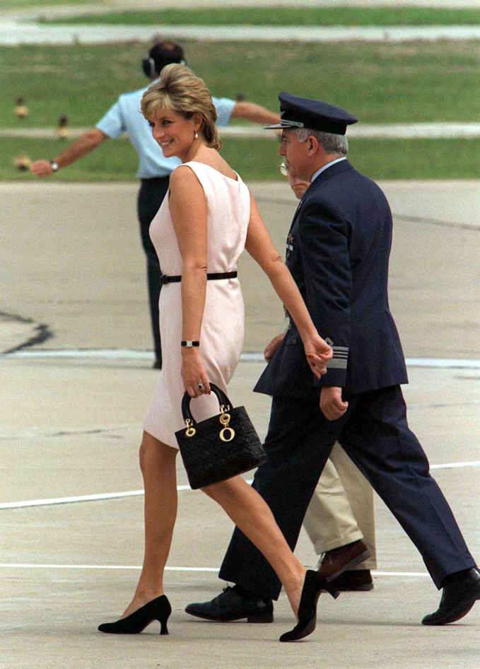 Vương phi Diana từng sử dụng một chiếc túi xách nhiều đến mức hãng đặt lại theo tên của bà, món đồ này hiện có giá bao nhiêu?- Ảnh 3.