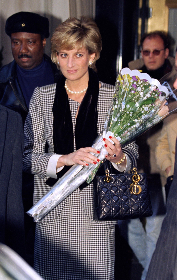 Vương phi Diana từng sử dụng một chiếc túi xách nhiều đến mức hãng đặt lại theo tên của bà, món đồ này hiện có giá bao nhiêu?- Ảnh 2.