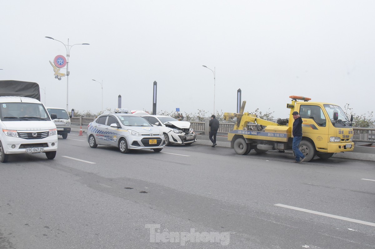 Cầu Vĩnh Tuy ùn tắc từ sáng tới trưa sau tai nạn giữa 2 ô tô- Ảnh 1.