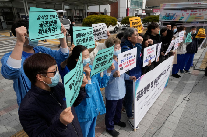 Khủng hoảng y tế tại Hàn Quốc: Hơn 72% sinh viên ngành y xin nghỉ học trong bối cảnh căng thẳng chưa 