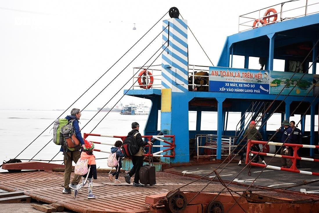 Những chuyến phà cuối cùng đưa du khách rời bến Gót sang đảo Cát Bà- Ảnh 7.